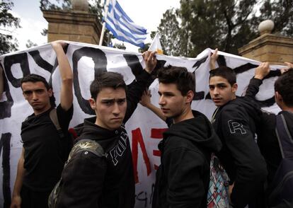 Jóvenes chipriotas protestan ante el Parlamento de Nicosia por las condiciones del rescate financiero a Chipre.