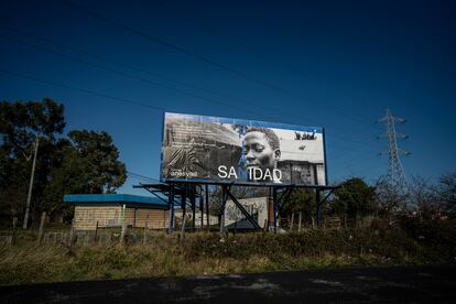 Una de las vallas de la campaña de Anesvad ubicada en Alto Basori en Urioste (País Vasco).