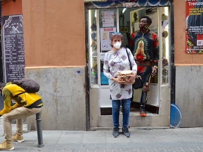 Selena Luisa Lozano Torres tiene una pensión no contributiva y tras pagar la habitación donde vive el dinero que le resta es muy escaso, por eso acude todos los días en busca de ayuda a la distribución de comida por parte de la Asociación Besha wear - Unión de africanos de España, en el barrio madrileño de Lavapiés.