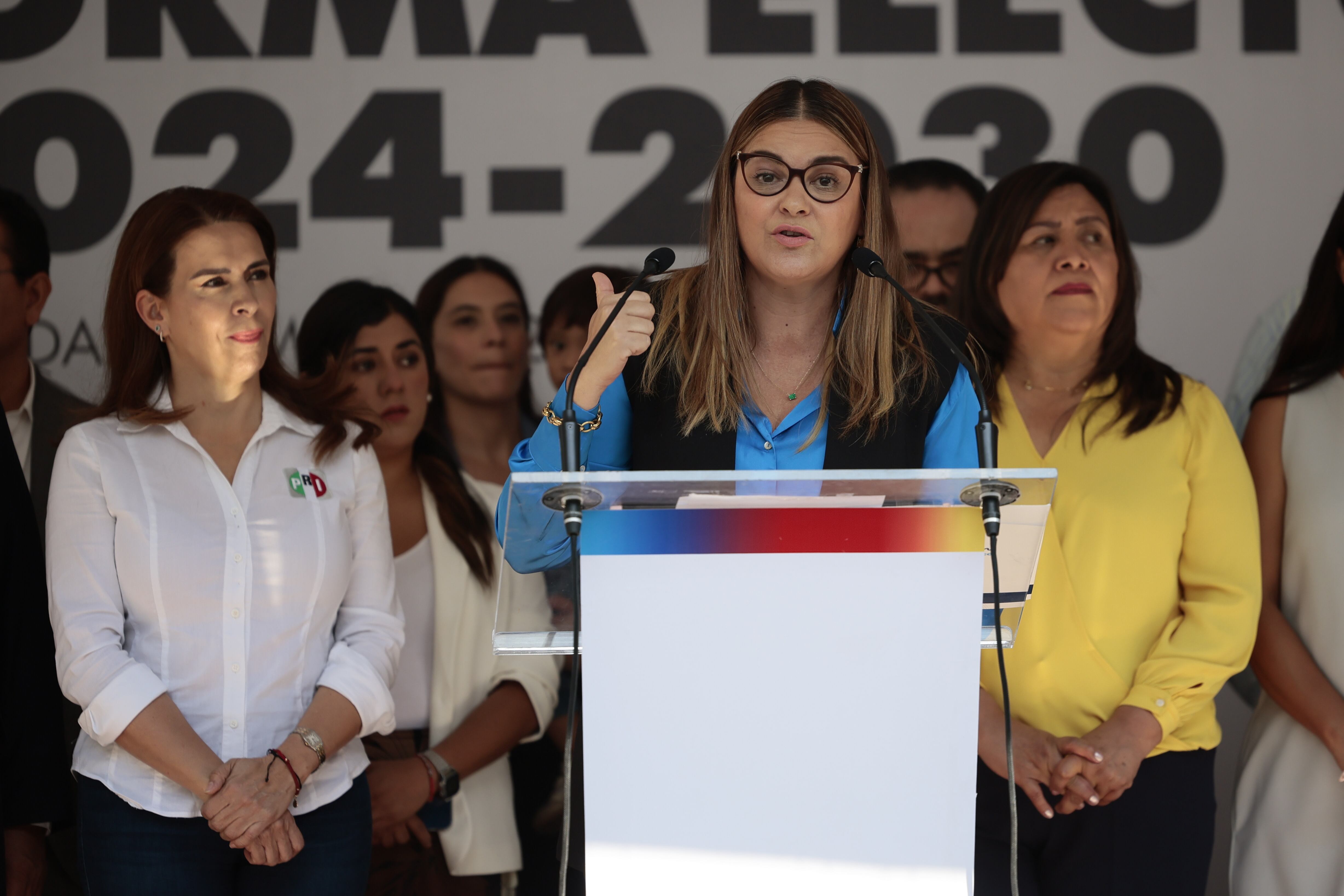 Las secretarias generales del PRI, PAN y PRD, Cecilia Patrón Laviada (c), Alma Carolina Viggiano (c-i) y Adriana Díaz (c-d) anunciaron el 20 de junio que el lunes se definiría el proceso de elección del candidato presidencial.