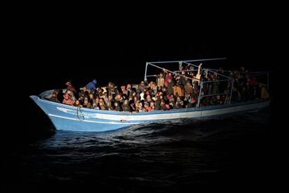 Unos migrantes esperan ser rescatados frente a la costa de Lampedusa (Italia). Siete migrantes han muerto y unos 280 han sido rescatados por la Guardia Costera italiana después de que fueran descubiertos en un bote de madera frente a la costa del isla italiana.