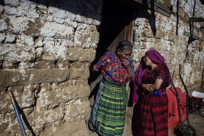 María Isabel (a la derecha) informa sobre las tarifas de agua a una vecina tras controlar su contador.