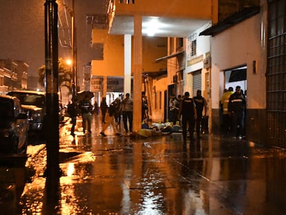 Agentes de la policía ecuatoriana llegan al sitio donde fueron asesinadas 10 personas, este domingo, en Guayaquil.
