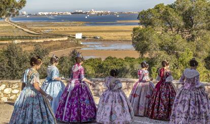 Un grupo de falleras en la Muntanyeta dels Sants, un mirador sobre el parque natural de la Albufera de Valencia.