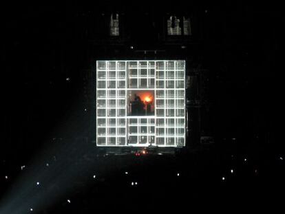 El dj Etienne de Crecy, última incorporación al cartel del Bilbao BBK Live, en una de sus puestas en escena dentro de un cubo