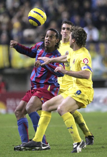 Ronaldinho  trata de controlar el balón ante Arruabarrena y Gonzalo Rodríguez.