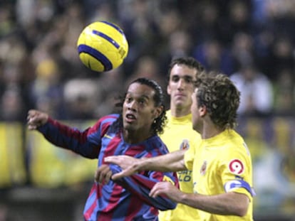 Ronaldinho trata de controlar el balón ante Arruabarrena y Gonzalo Rodríguez.