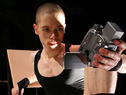 El artista bosnio Ivan Civic, en su <i>performance</i> <i>Nobile</i> dentro de <i>The erotic body</i>, de Marina Abramovic.