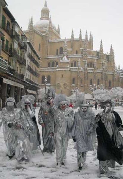 El carnaval se ha celebrado en España con gran parte del país bajo la nieve. Durante el fin de semana, 15 comunidades autónomas y la ciudad de Melilla estaban en alerta por nieve, lluvia y viento. En la imagen, un grupo de amigos vestidos al modo veneciano en Segovia.