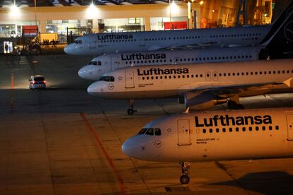 Varios aviones de Lufthansa en las pistas del aeropuerto de Fráncfort.