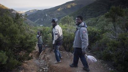 Buback, Abderraman y Nikola camino de las cuevas en las que duermen en Marruecos.