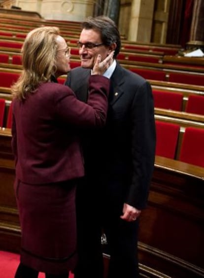 Artur Mas is congratulated by his wife after being approved as regional premier.
