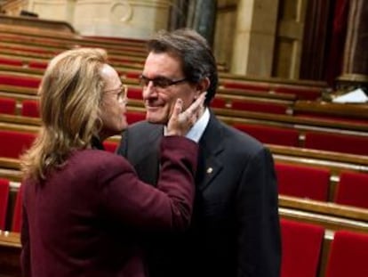 Artur Mas is congratulated by his wife after being approved as regional premier.