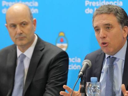 El presidente del Banco Central de la República Argentina (BCRA), Federico Sturzenegger (i) y el ministro de Hacienda argentino, Nicolás Dujovne (d), ofrecen una rueda de prensa tras la firma de un acuerdo con el FMI. 