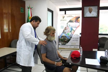 Timothy Shaddock is examined by a doctor from the Mexican National Institute of Migration, on July 18 in Colima.