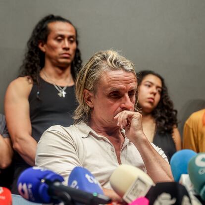 El productor musical Nacho Cano ofrece declaraciones a los medios, a 9 de julio de 2024, en Madrid (España). Nacho Cano ha atendido a los medios de comunicación tras ser detenido por contratar presuntamente a inmigrantes irregulares para su musical 'Malinche'. En concreto, se le acusa de un presunto delito contra los derechos de la población inmigrante y otro contra los derechos de los trabajadores. Tras tomarle declaración este martes, 9 de julio, ha quedado en libertad con cargos a la espera de una citación judicial.
09 JULIO 2024
Ricardo Rubio / Europa Press
09/07/2024