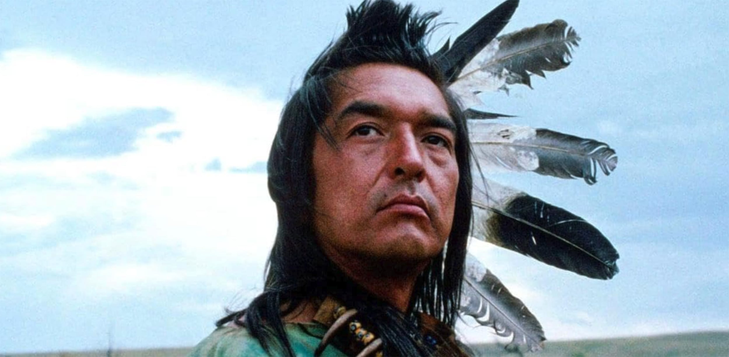 Bailando con zorros: un homenaje a Ave que patea, el hombre medicina sioux que encarnó el fallecido actor Graham Greene