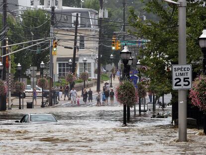 Un coche cubierto por las aguas en Hightstown (Estado de Nueva Jersey), tras desbordarse un lago cercano por la lluvia