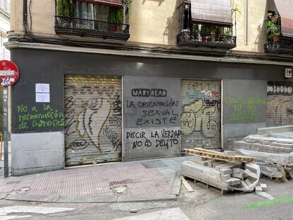 Imagen que colgaron en las redes sociales de la librería madrileña Mary Read con las pintadas transfobas en su fachada.