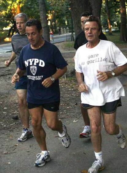 Sarkozy y su ministro Bernard Kouchner, ayer en Nueva York.