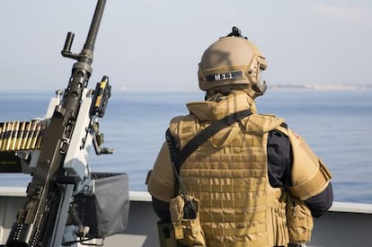 Un oficial a bordo del buque noruego frente a Latakia.