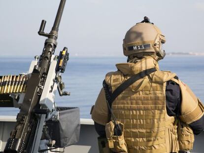 Un oficial a bordo del buque noruego frente a Latakia.