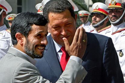 El presidente iraní, Mahmud Ahmadineyad (izquierda), saluda a su homólogo venezolano, Hugo Chávez, frente a la guardia de honor en Teherán.