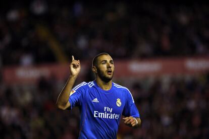 Benzema celebra el 0 a 2.