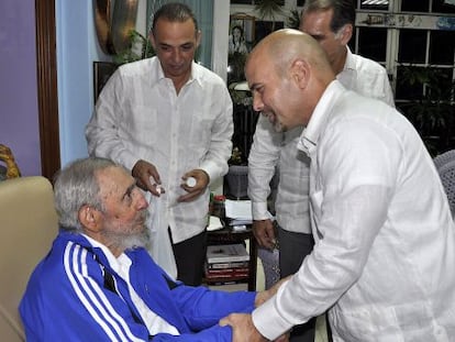 Fidel Castro recibe a tres de los llamados Cinco Cubanos, dos meses después de su puesta en libertad en EE UU.