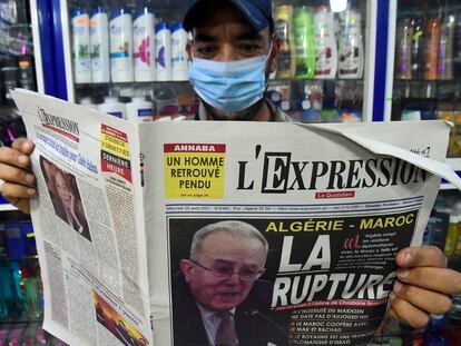 Un hombre sostiene un periódico con la foto del ministro de Exteriores, Ramtane Lamamram, en portada, el 25 de agosto, tras la ruptura de las relaciones diplomáticas con Marruecos.
