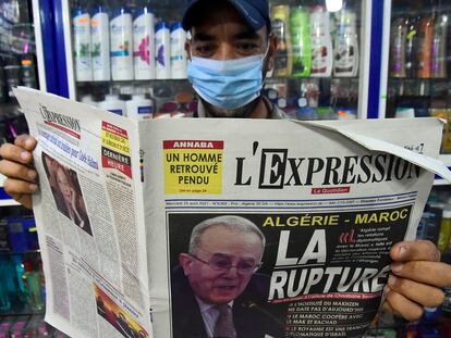Un hombre argelino sostiene un periódico con la foto del ministro de Exteriores, Ramtane Lamamram, en portada, el 25 de agosto, tras la ruptura de las relaciones diplomáticas con Marruecos.