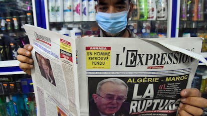 Um argelino segura um jornal com uma foto do chanceler Ramtane Lamamram na capa, em 25 de agosto, após o rompimento das relações diplomáticas com o Marrocos.