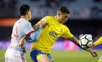 Erik Expósito controla la pelota ante Roncaglia.