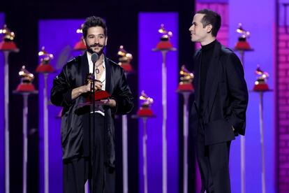 El cantante Camilo y Edgar Barrera recogen el premio a mejor canción pop por 'Vida de Rico' en el escenario de la ceremonia.