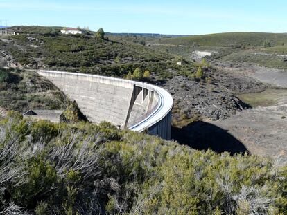 Estado actual del embalse de Villagatón (León), con su presa de hormigón de 39 metros de altura.