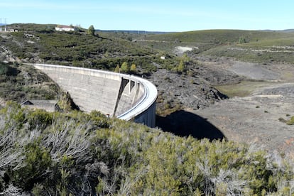 Estado actual del embalse de Villagatón (León), con su presa de hormigón de 39 metros de altura.