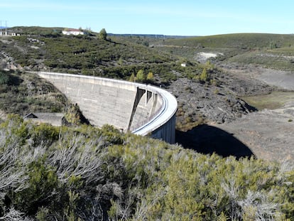 Estado actual del embalse de Villagatón (León), con su presa de hormigón de 39 metros de altura.