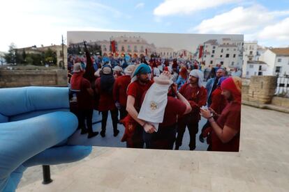 Penitentes de la hermandad de Los Gitanos durante la Semana Santa de Ronda, en abril de 2019. Al fondo, el mismo lugar este 5 de abril.