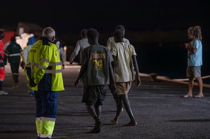 Varios migrantes llegan al Puerto de La Restinga tras ser rescatados por la Guardamar Calliope, el 20 de septiembre de 2024, en El Hierro, Canarias (España).