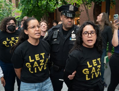 Agentes de la policía arrestan a la concejala Tiffany Caban y a la asambleísta Claire Valdez durante una protesta en apoyo a Palestina, en agosto de 2025.
