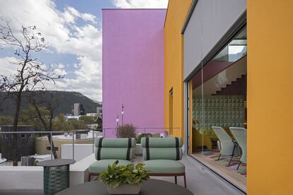 Esta terraza, con butacas y mesas de Patricia Urquiola, se convierte en una continuación del salón