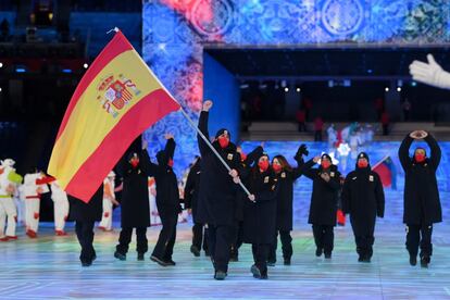 Los abanderados de España, Queralt Castellet y Ander Mirabell, ondean la bandera durante el desfile de atletas.