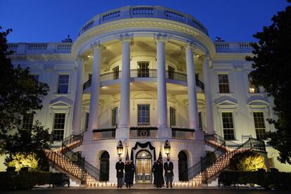 A partir da esquerda, o presidente Joe Biden, a primeira-dama, Jill Biden, a vice-presidenta Kamala Harris e seu marido, Doug Emhoff, na frente da Casa Branca durante uma cerimônia em homenagem aos 500.000 americanos que morreram de covid-19.