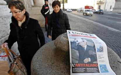 La portada de un periódico italiano se hace eco del caso de Berlusconi hoy en Roma.