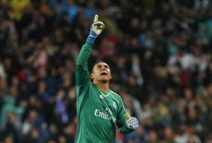 Keylor Navas celebra el tercer gol de Cristiano. El portero aconsejó al portugués como tirar la falta ganadora.