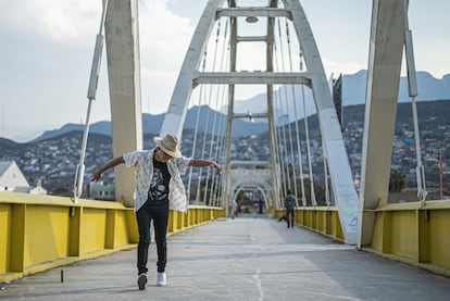 Daniel García baila en el puente del Papa. Es protagonista de 'Ya no estoy aquí' (2019), una película que se concentra en las aventuras de una pandilla de adolescentes y su pasión por la música colombiana en los barrios más pobres de Monterrey.