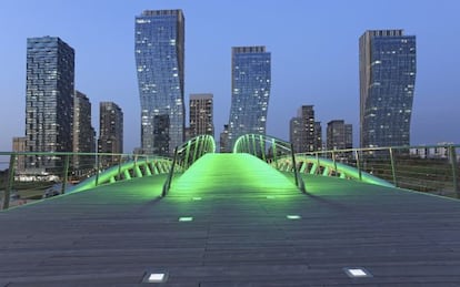 Panorámica del futurista Jungang Park, en Songdo City, Corea del Sur.