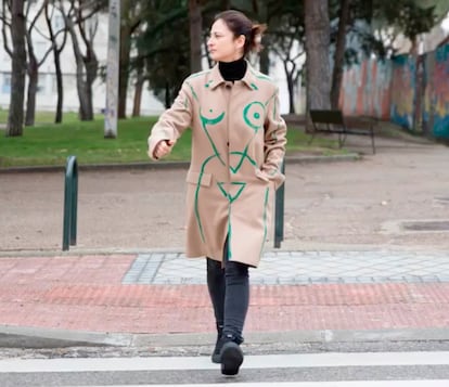 Mar Moreno vestida con el traje que Ernesto Artillo ideó para visibilizar el cuerpo femenino en 2017.