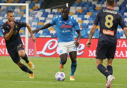 Koulibaly, del Nápoles, entre dos jugadores del Génova.