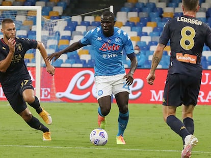 Koulibaly, del Nápoles, entre dos jugadores del Génova.